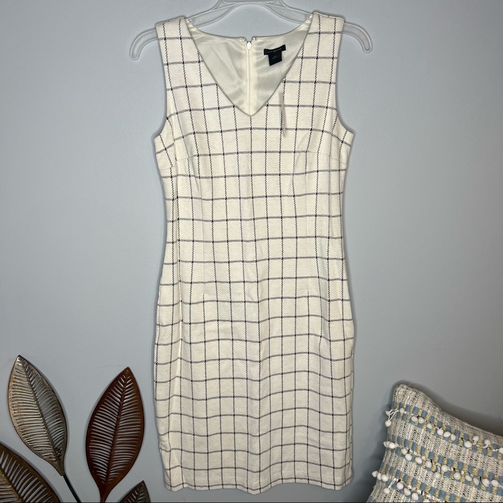Ann Taylor White/Black Windowpane Plaid Sheath V-Neck Dress Work Casual
